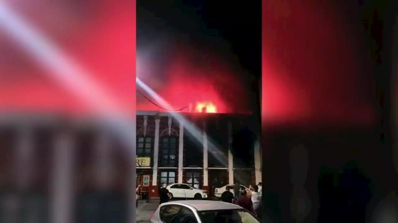 Strage in discoteca a Murcia, il panico in strada davanti al locale in fiamme: le prime immagini