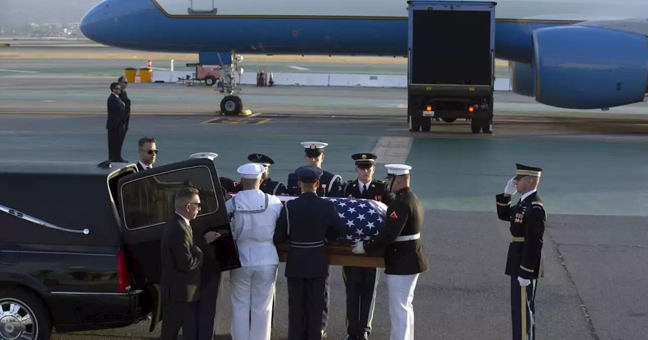 Pelosi accompanies body of Sen. Dianne Feinstein on flight home to California