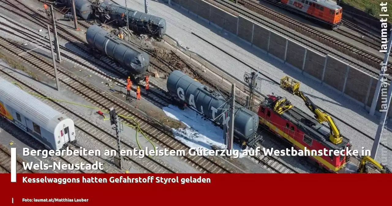 Bergearbeiten an entgleistem Güterzug auf Westbahnstrecke in Wels-Neustadt