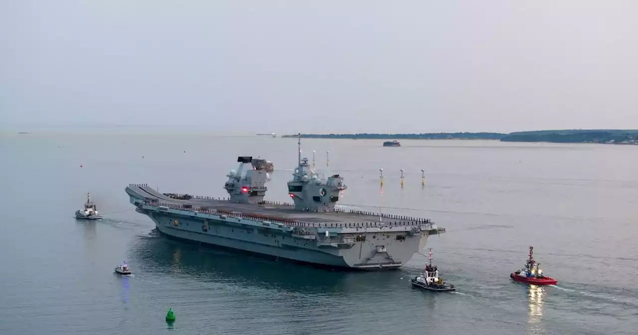 Le pont dégarni du porte-avion Queen Elizabeth fait jaser outre-Manche