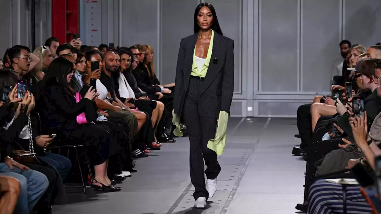 Gaya Naomi Campbell di Fashion Show Coperni di Paris Fashion Week, Pakai Aksesori AI