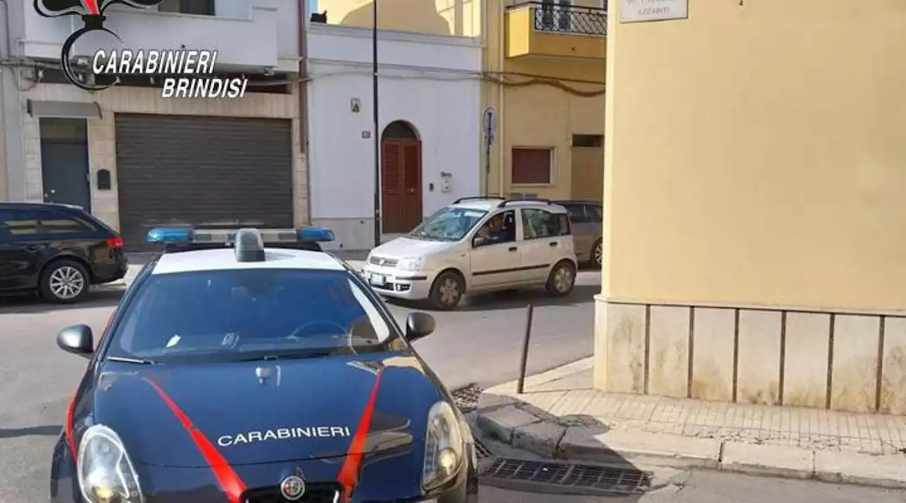 San Vito dei Normanni (Brindisi), citofona ai vicini e accoltella 17enne: la ragazza è grave