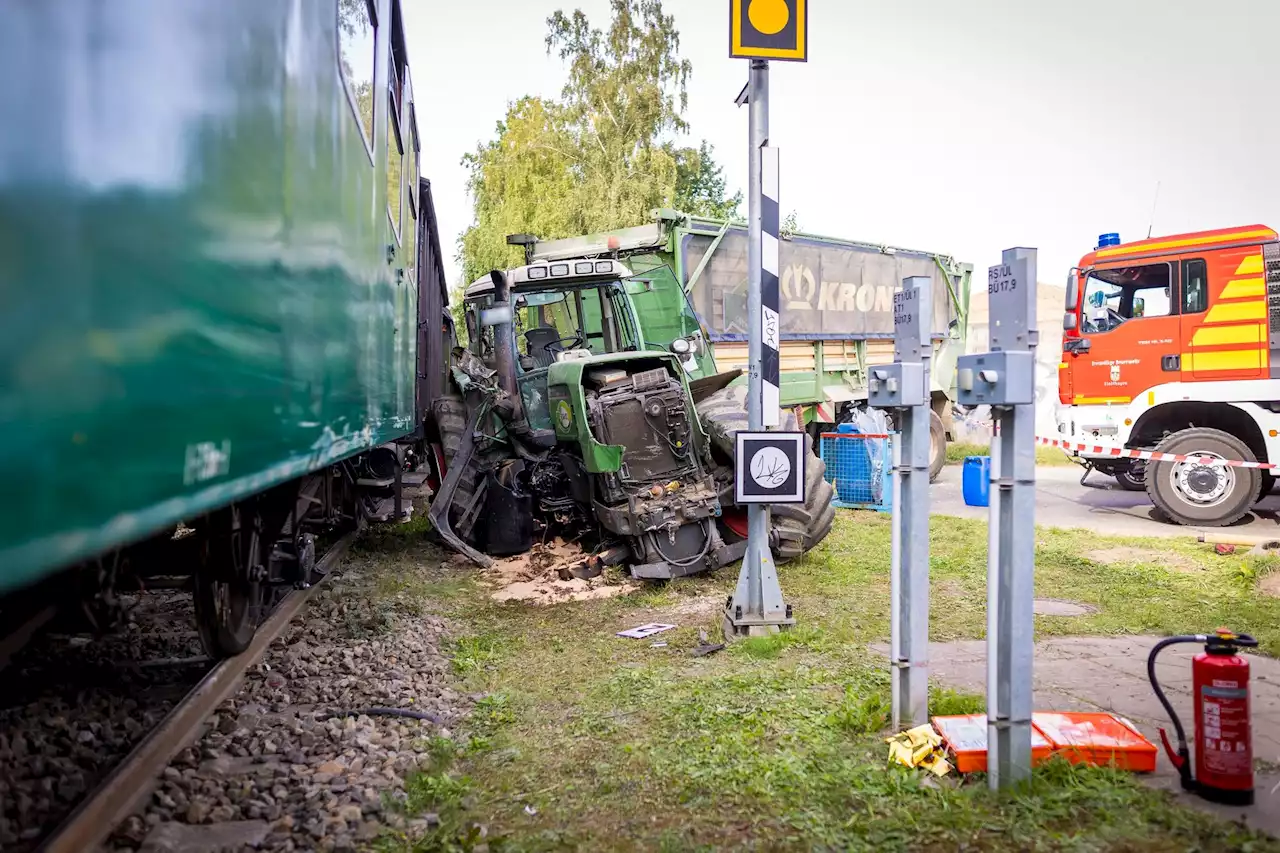 Traktor und Museumseisenbahn stoßen zusammen