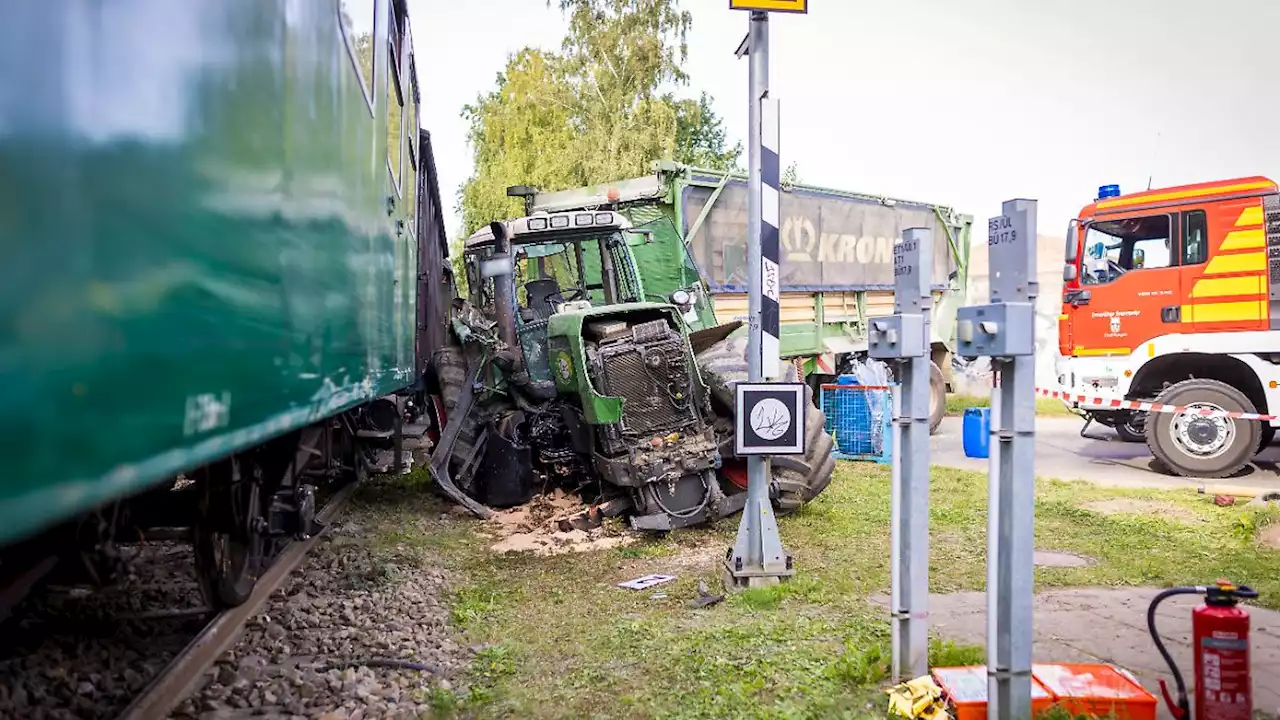 Traktor-Fahrerin kracht in Museumsbahn