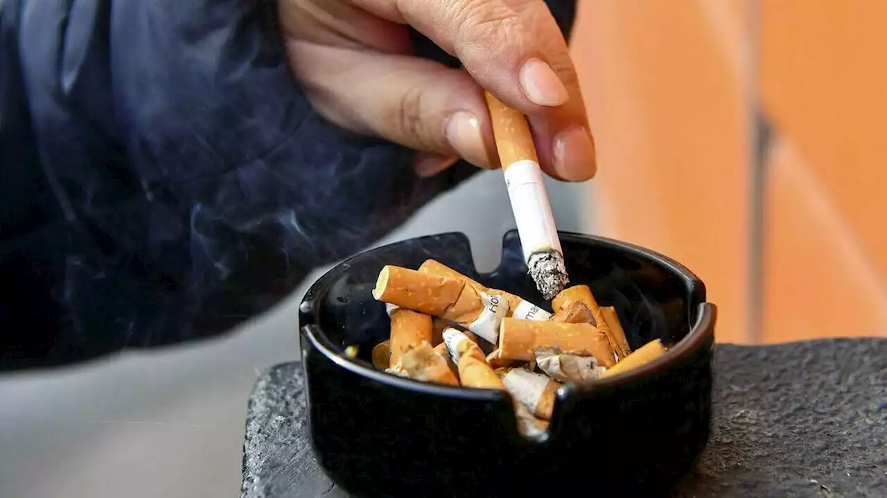 Des mégots de cigarette sont jetés sur le trottoir devant un commerce : qui est responsable ?