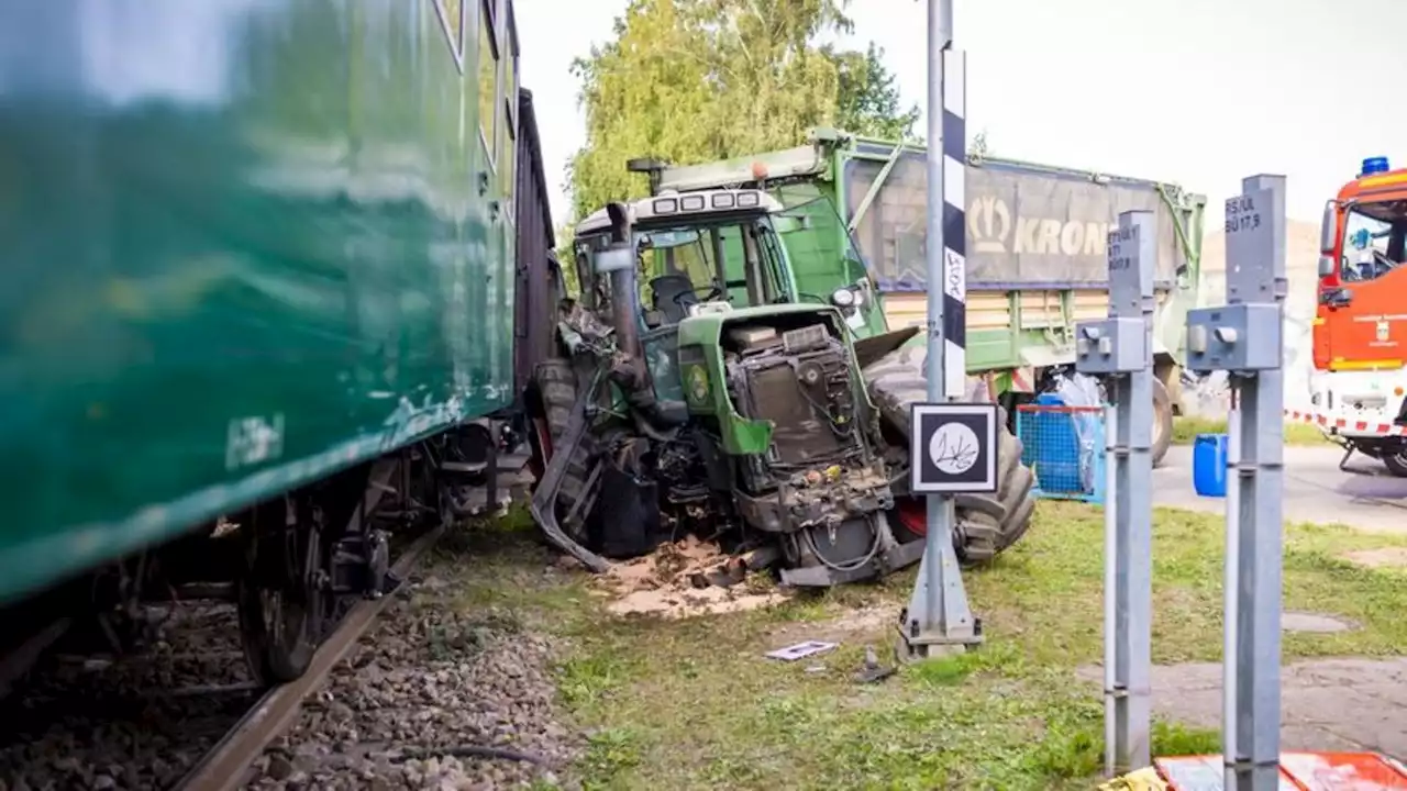 Traktor und Museumseisenbahn stoßen zusammen