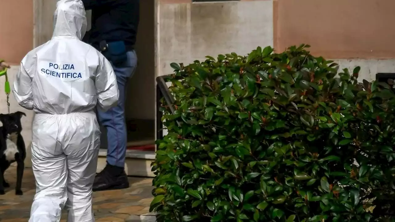 Va a gettare la spazzatura e nel cassonetto trova il cadavere di un uomo