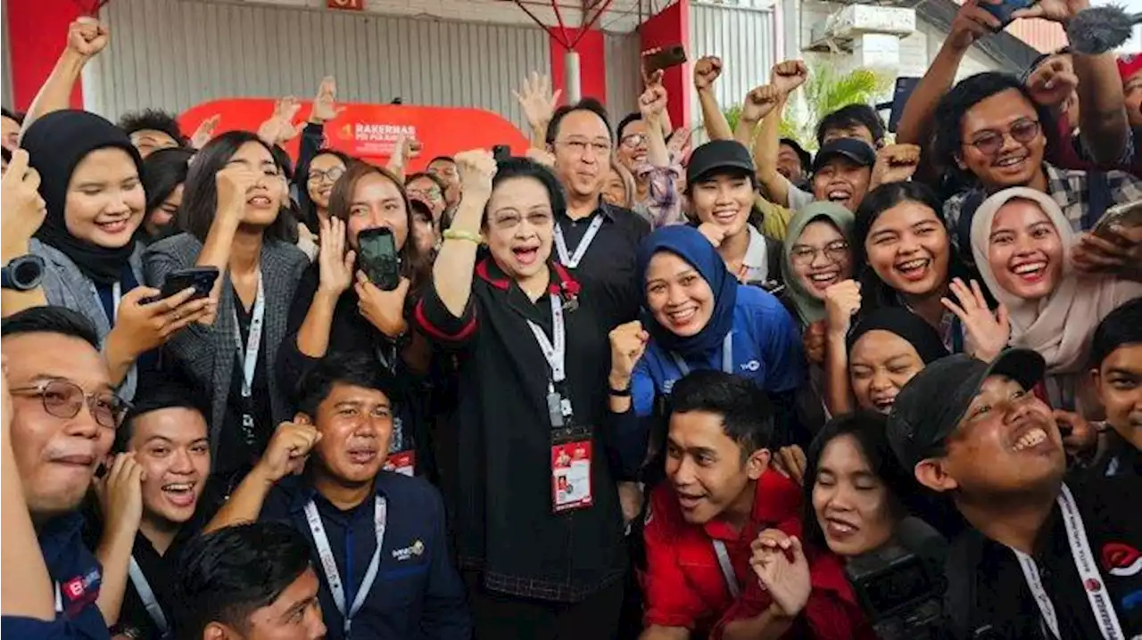 Momen Megawati, Prananda Prabowo dan Wartawan Kompak Pekikkan Salam Pancasila dan Merdeka