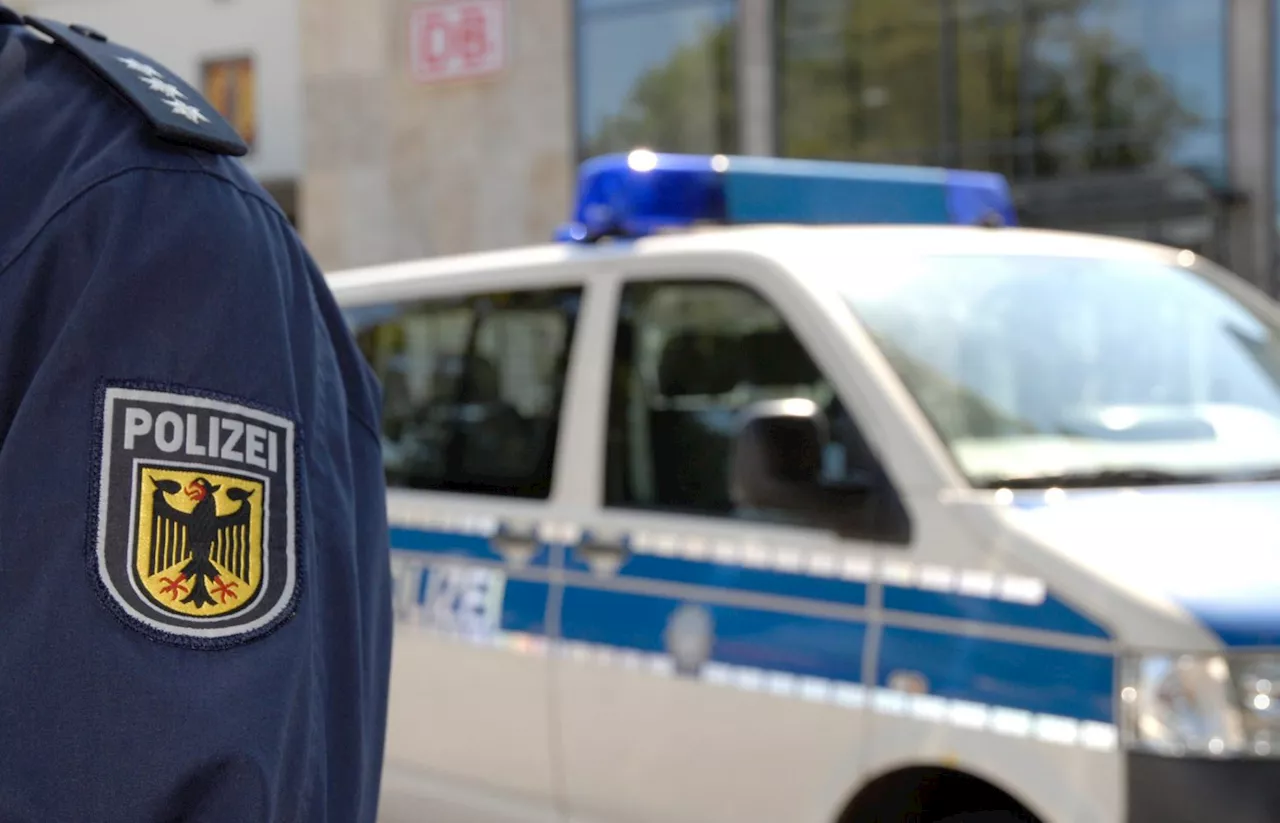 Mann bedroht Reisende mit Messer im Zug - Polizeieinsatz