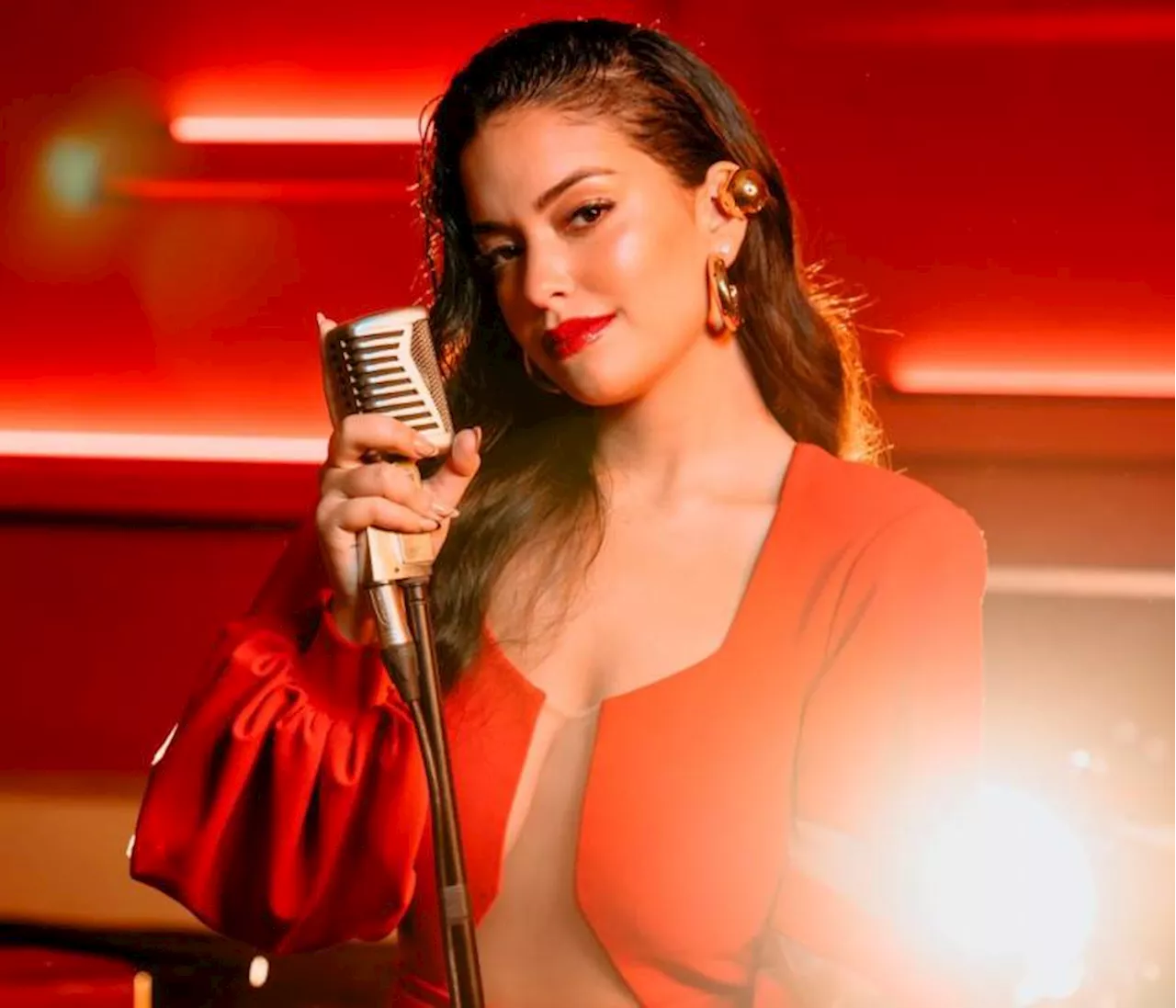 “Vulnerable”, así se presenta la dominicana Xofi y abre el corazón