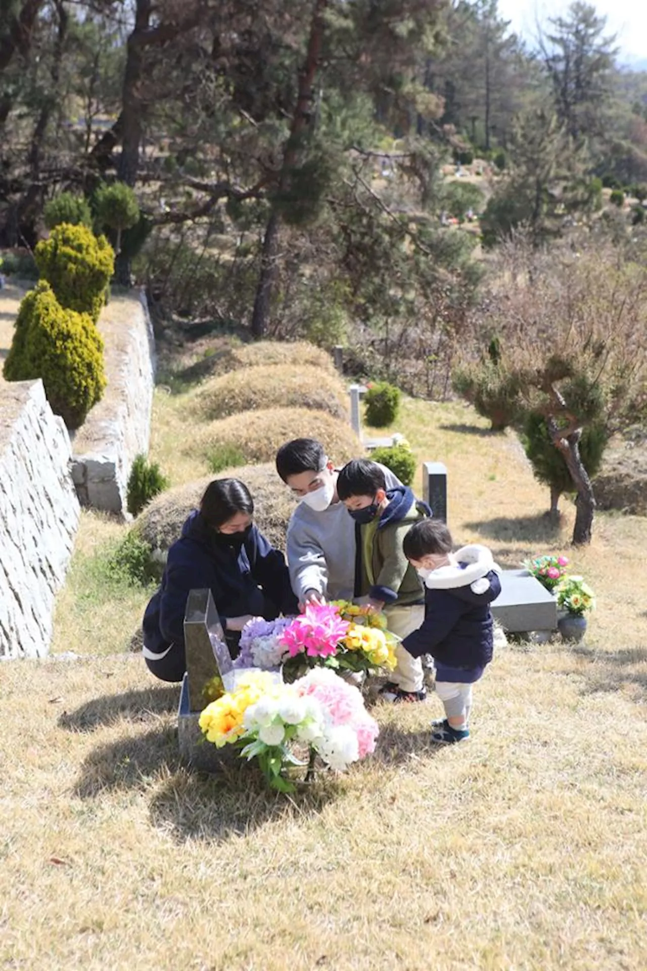 초라하게 빛바래 가는 꽃무덤, 고인이 과연 원할까