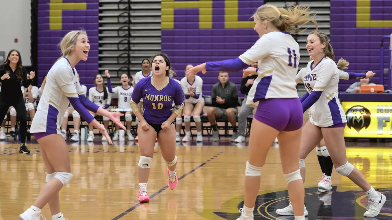 Monroe scores 14 straight in opening set against local rival en route to 3rd ranked win