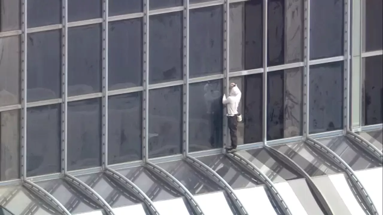 Man faces trespassing, reckless conduct charges after climbing Accenture Tower in the West Loop