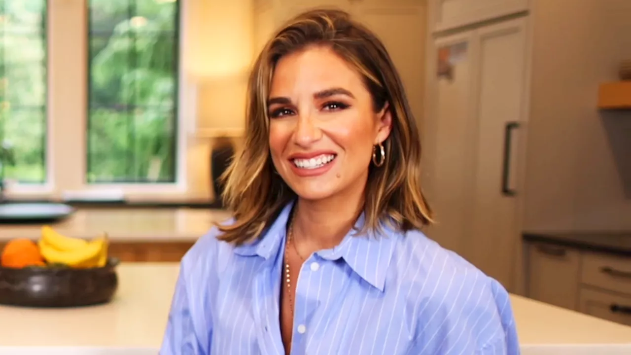 Jessie James Decker on New Song, the Rise of Country Music, Her Cookbooks & More | Billboard News