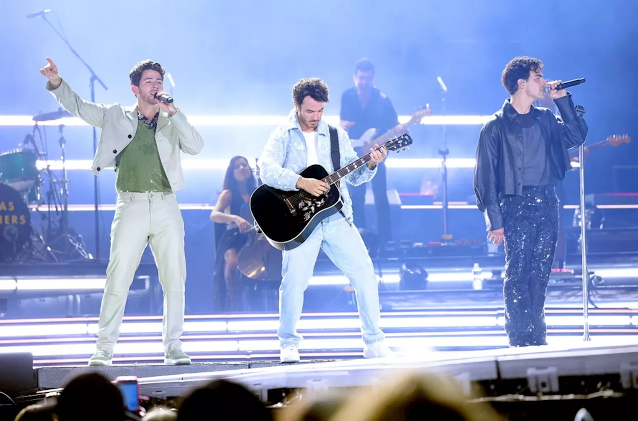 Jonas Brothers Jam With Dad on Eagles' 'Desperado' at Nashville Gig