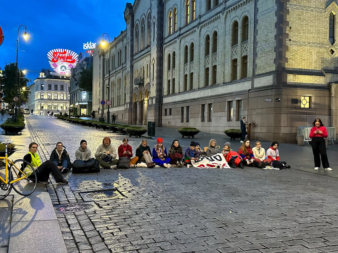 Fosen-aktivister protesterer på Stortinget og i Karl Johan – Stortinget ber politiet om hjelp