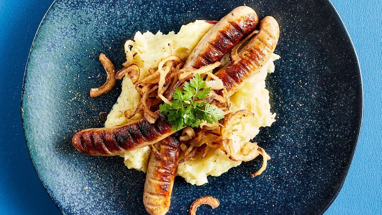 Ein Klassiker aus Kindheitstagen mit neuem Dreh: Bratwürstchen mit Kartoffel-Apfel-Stampf