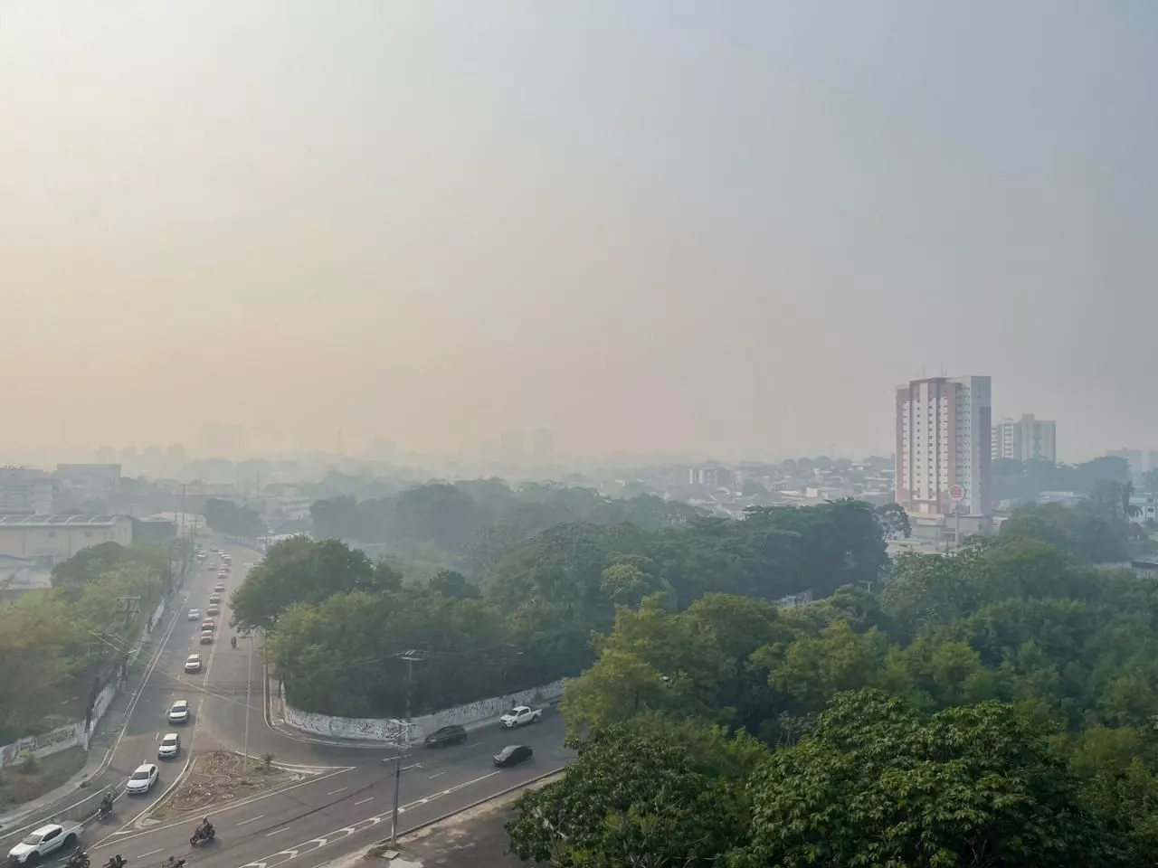 Manaus é tomada por fumaça causada por queimadas nesta quarta-feira (11)