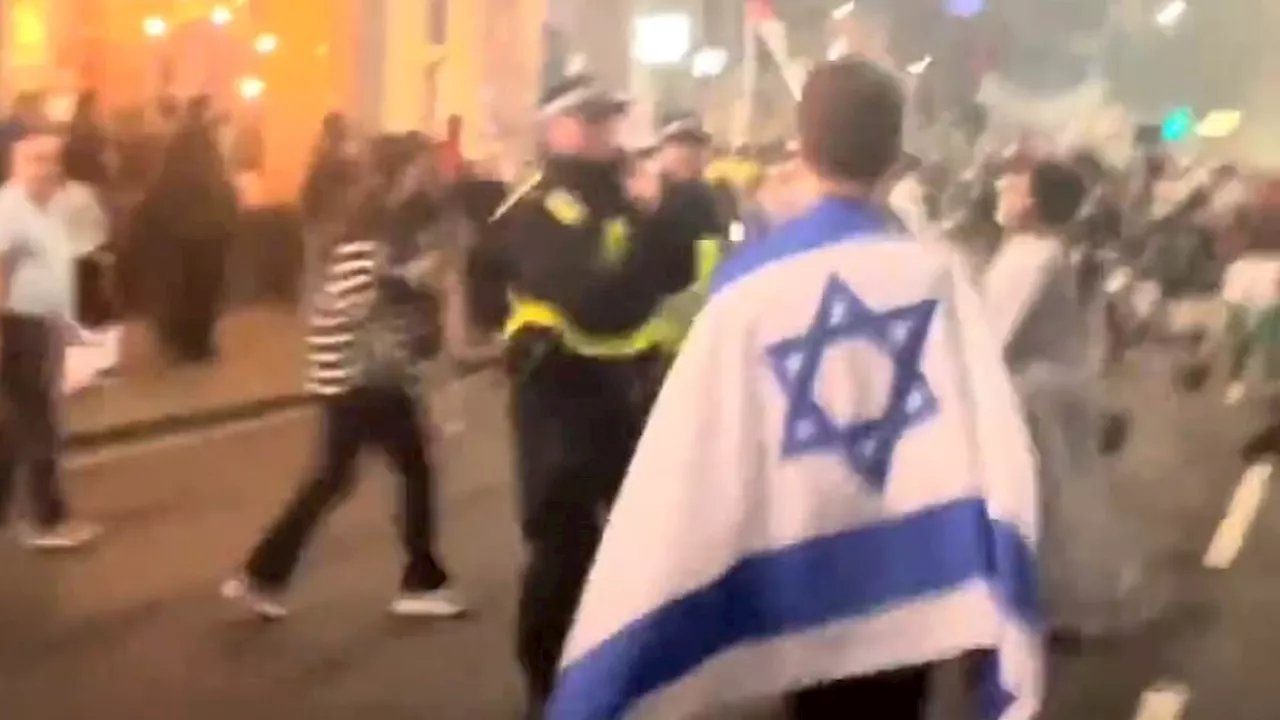 Moment lone Jewish man bravely confronts Pro-Palestinian supporters at anti-Israel rally in London -...