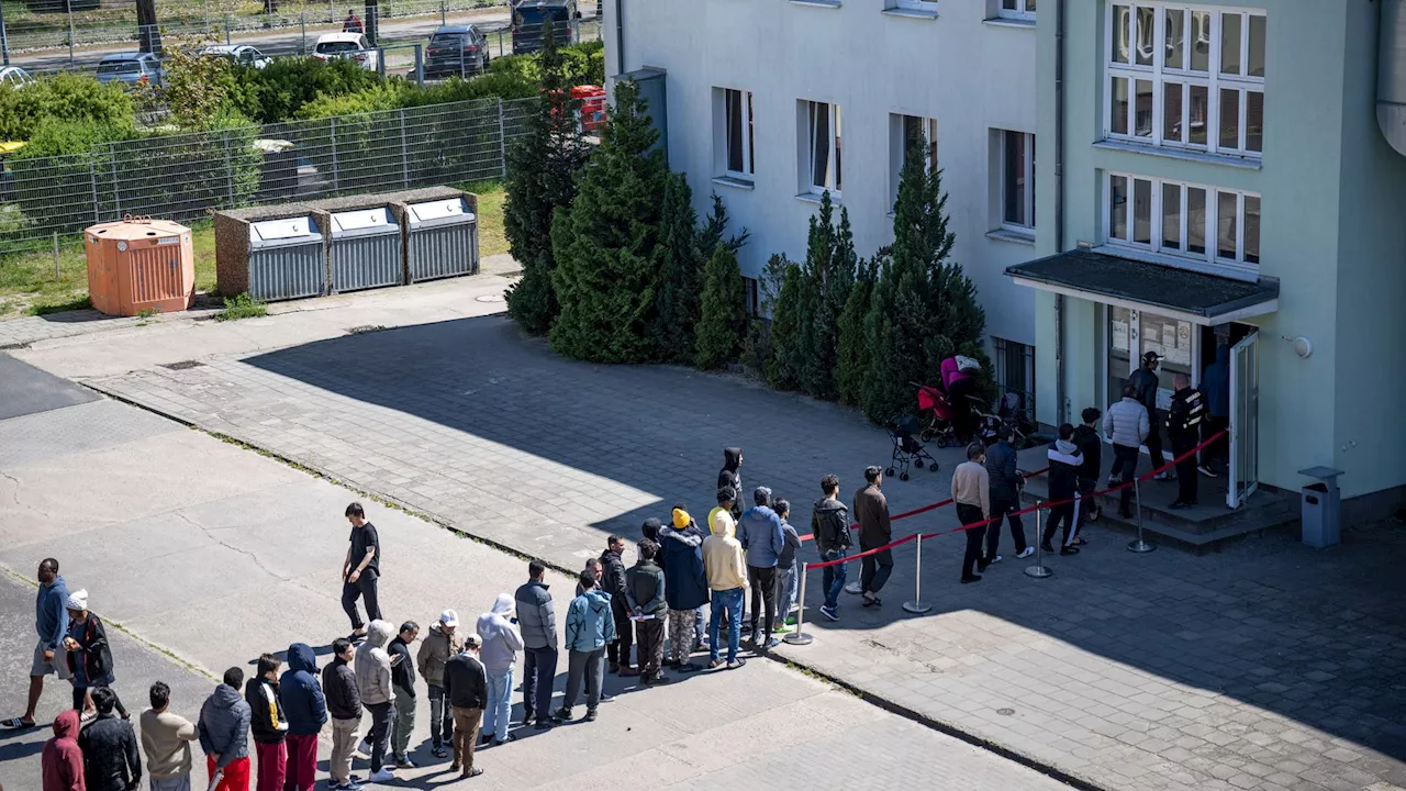 Migration - Bundesregierung plant leichteren Arbeitsmarktzugang für Flüchtlinge und schnellere Abschiebungen