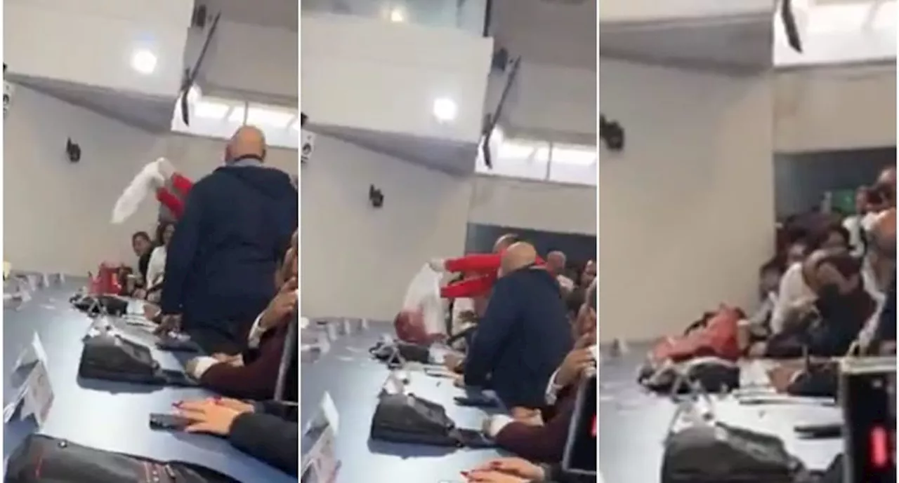 VIDEO: Lanzan cabeza de cerdo en mesa de negociaciones entre UNAM y sindicato; universidad reprueba provocaciones