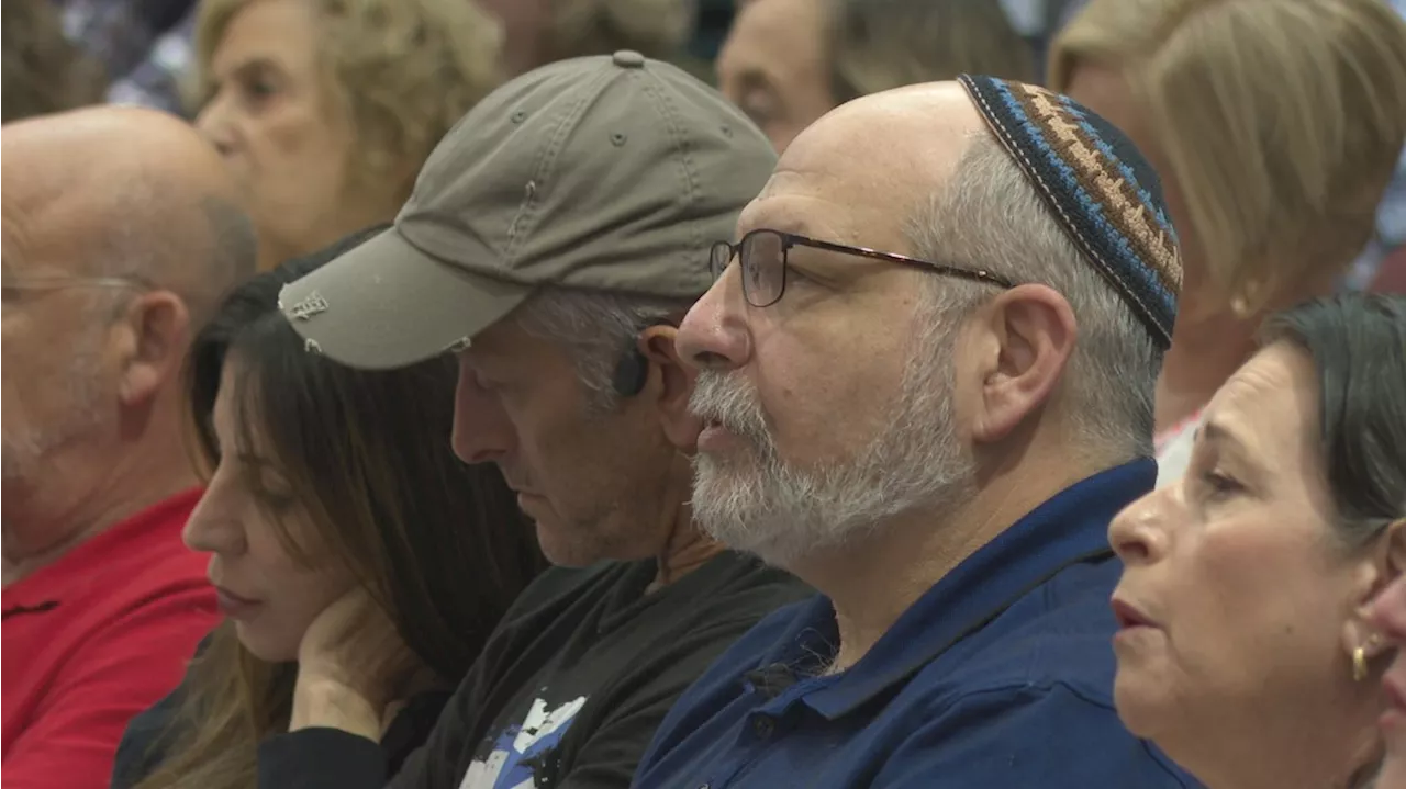 Hundreds gather at Jacksonville Jewish Center to show support for Israel