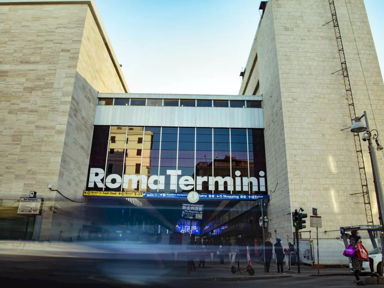 Roma, orrore a Termini: indiano aggredisce con una roncola un ghanese