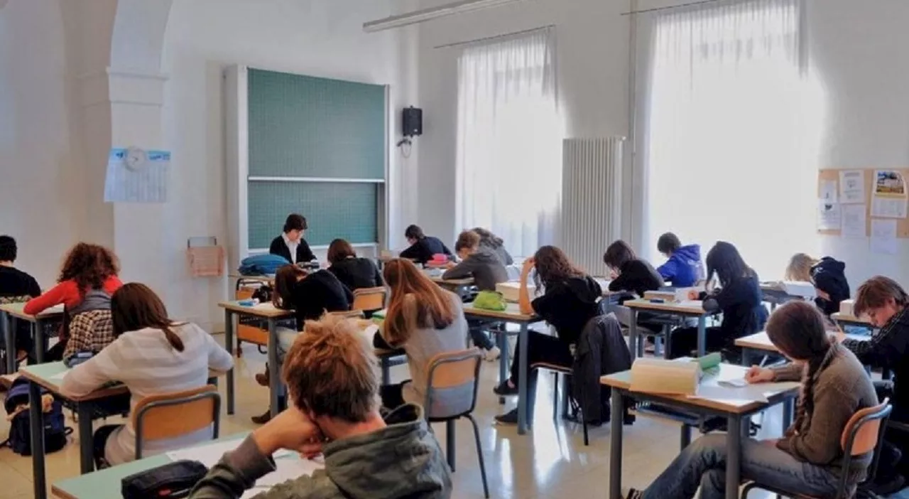 Scuola, pene più severe per alunni e genitori che aggrediscono i prof: fino a 7 anni e mezzo per i parenti vio