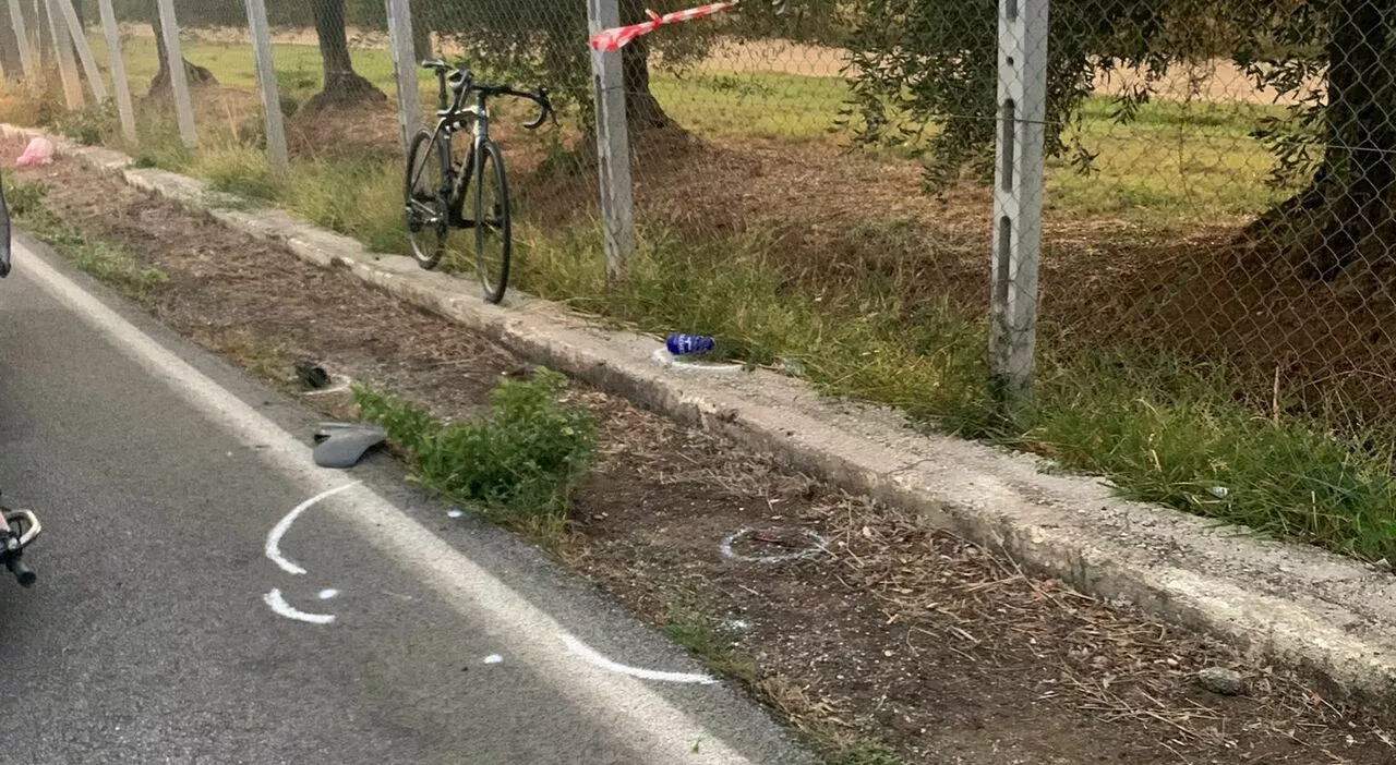 Morto in bici da corsa, travolto e ucciso da un'auto pirata mentre si allenava: il dramma davanti all'amica