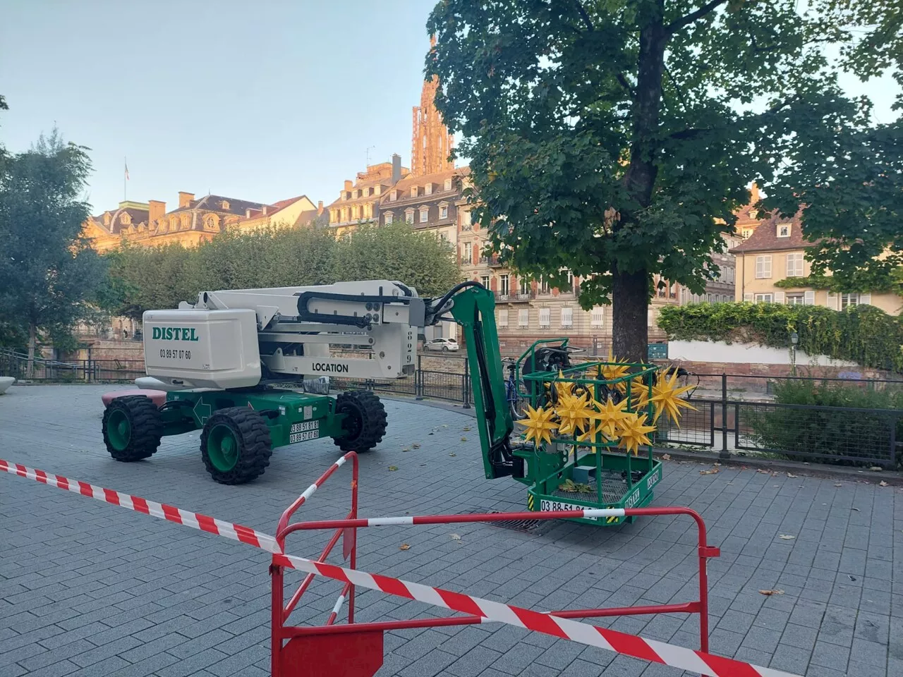 Marché de Noël 2023 à Strasbourg : l'installation des illuminations et décorations a débuté | Actu Strasbourg