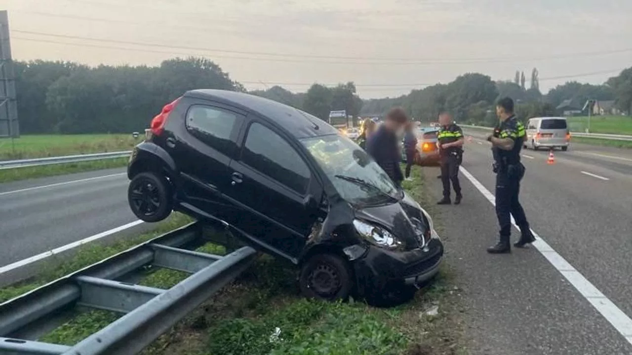 112-liveblog: auto belandt op vangrail • bestelbussen door brand verwoest