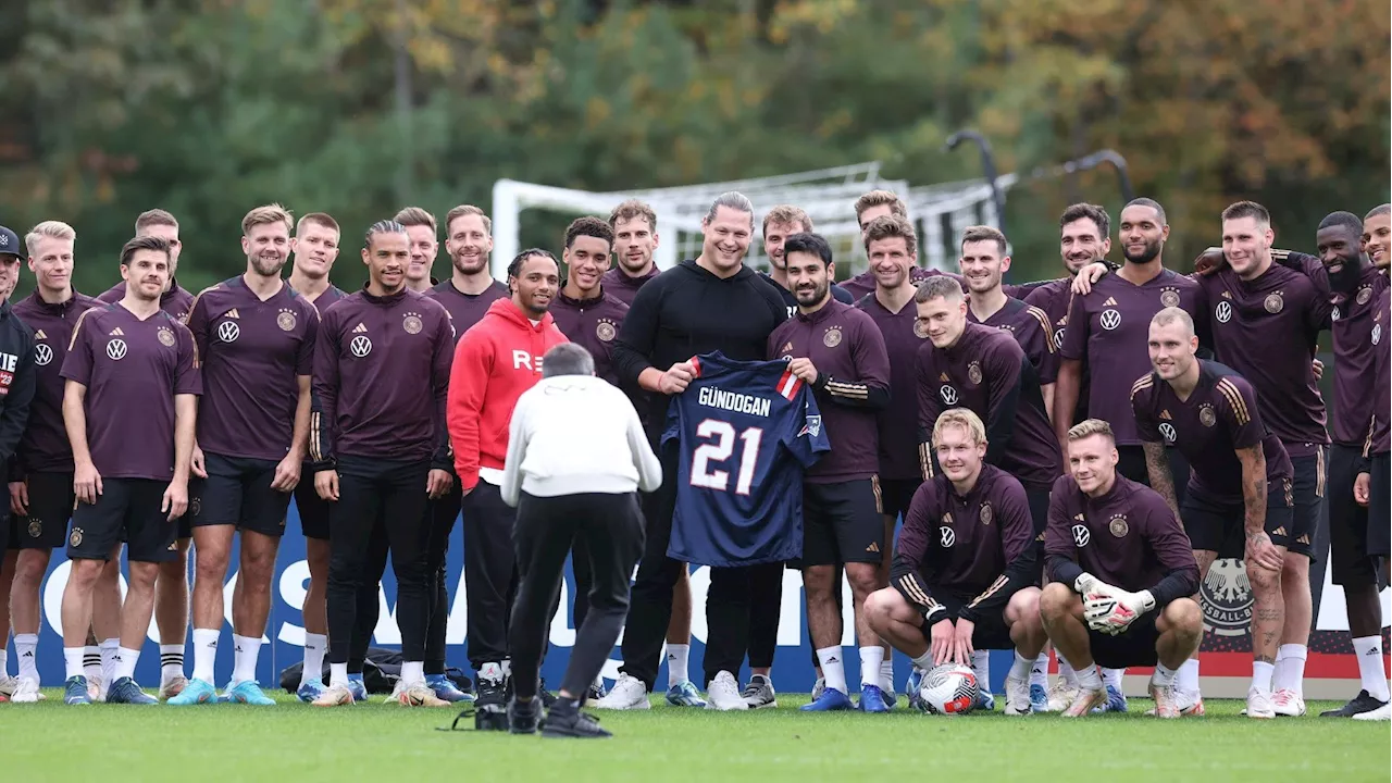 DFB-Auswahl in Football-Trikots: 'Nicht meine Größe'