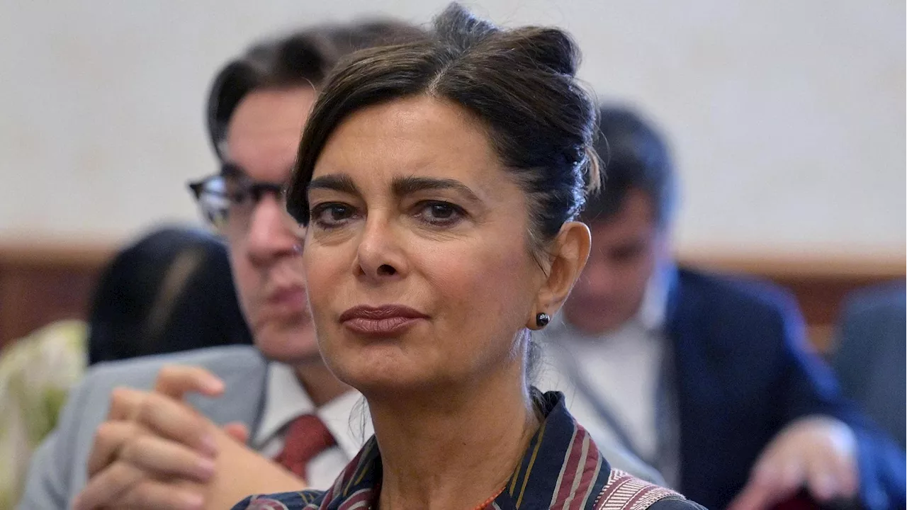 FdI accusa Boldrini alla Camera: “Legittima chi finanzia Hamas, è antisemitismo strisciante”. Protesta l’oppo…