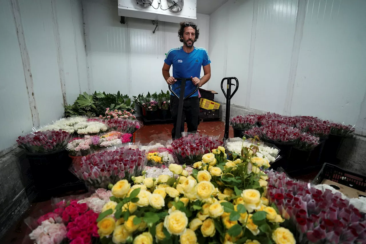 Israeli volunteers prepare hundreds of wreaths for funerals