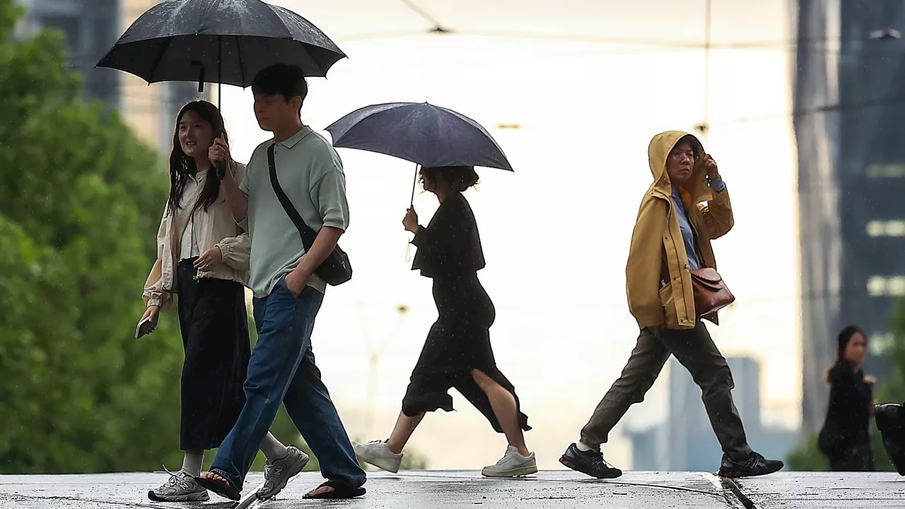 NSW bushfire threat to spike as damaging winds, showers hit Victoria