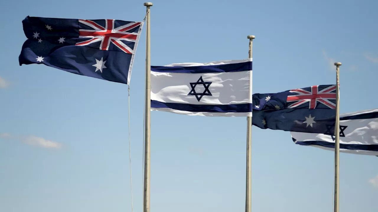 Thousands gather at Sydney vigil to support Jewish community