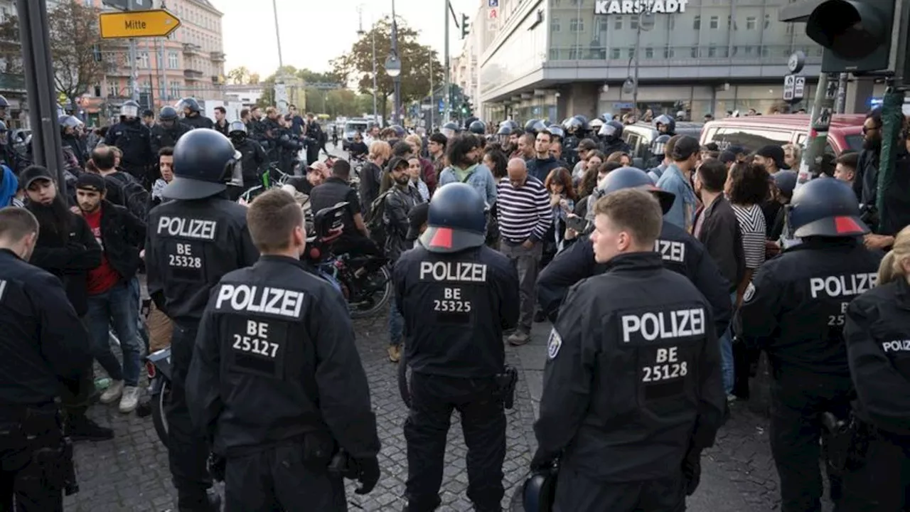 Polizeieinsatz: Trotz Demo-Verbot Menschenansammlungen in Neukölln