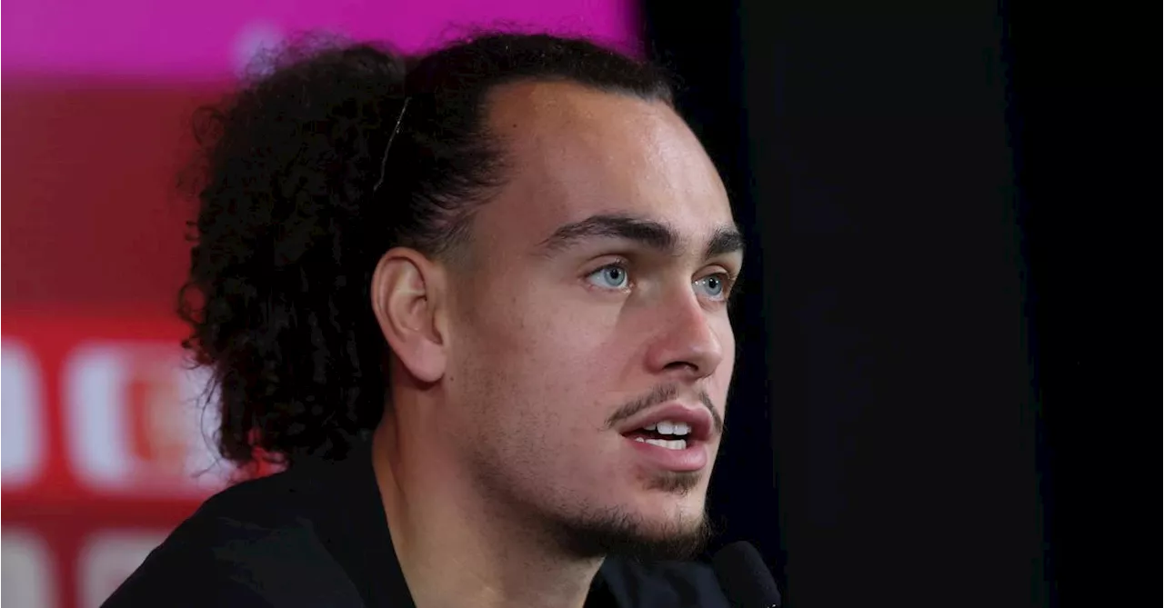 Arthur Theate fait l’éloge de Jérémy Doku : « Il est impossible à attraper »