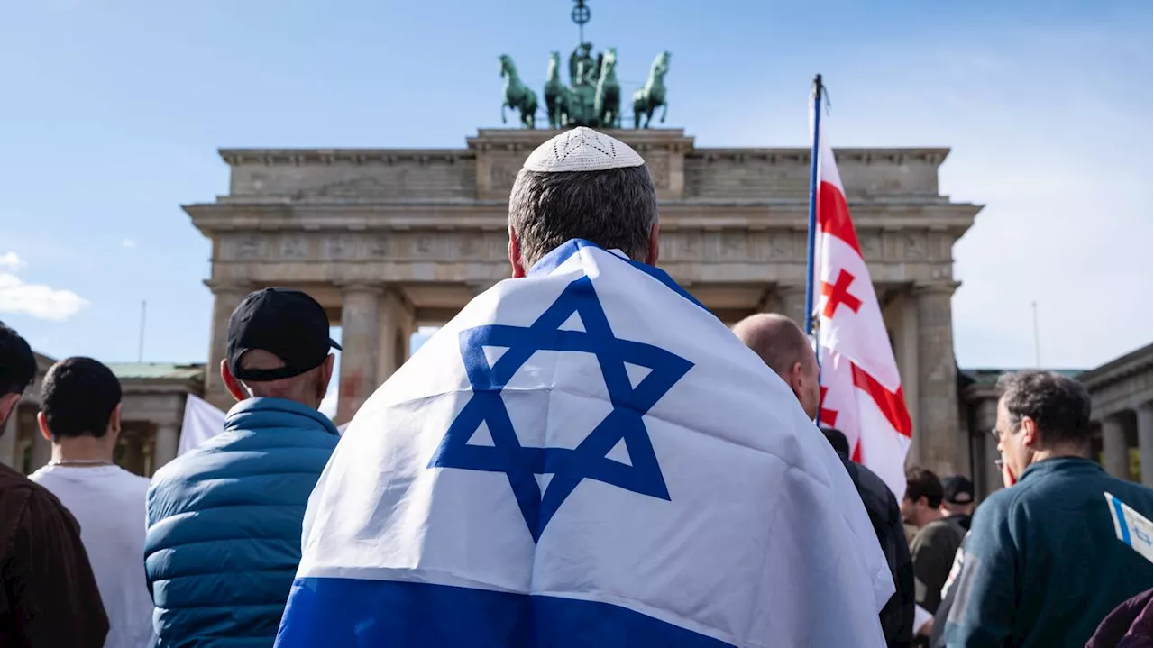 Kein Synagogenbesuch, keine Kippa : Wie es Berliner Israelis mit dem Krieg geht