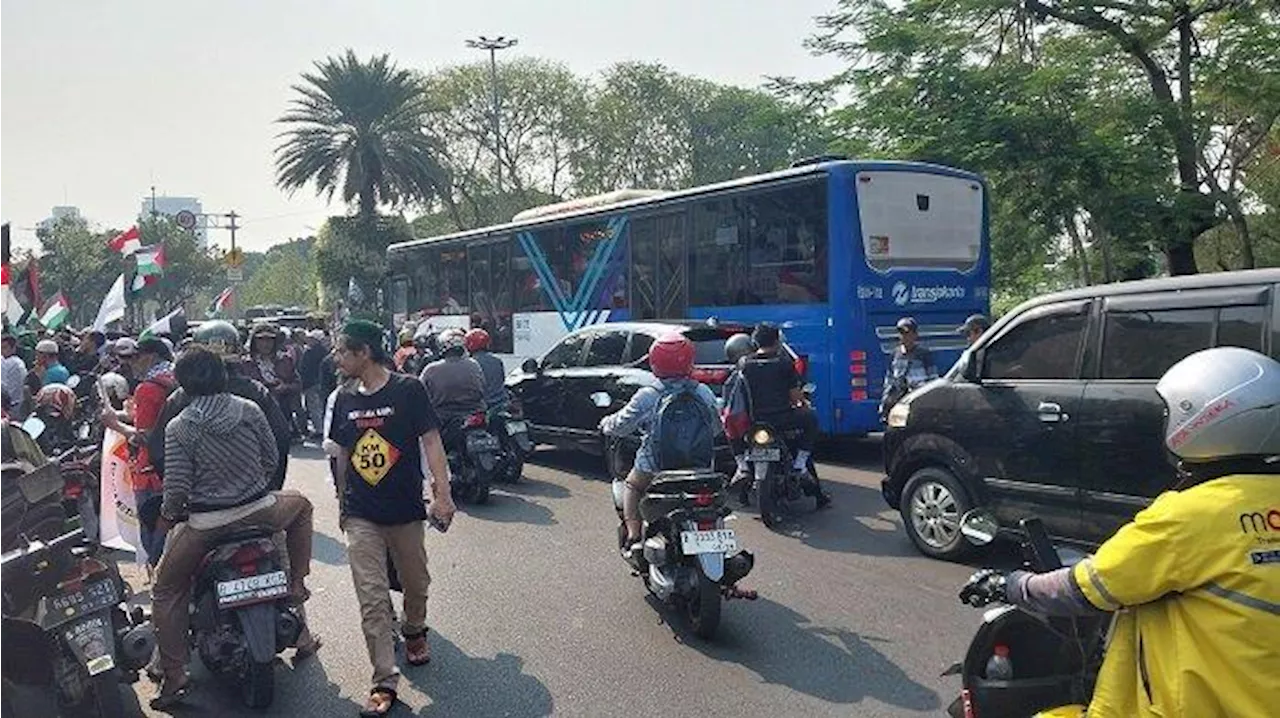 Ada Aksi Bela Palestina, Lalu Lintas di Jalan Medan Merdeka Selatan Menuju MH Thamrin Padat Merayap