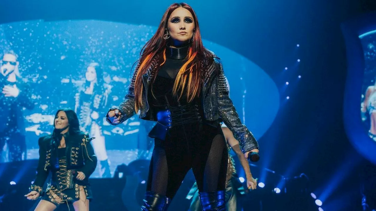 Dulce María luce jumpsuit de Mugler y botas de plataforma en gira de RBD