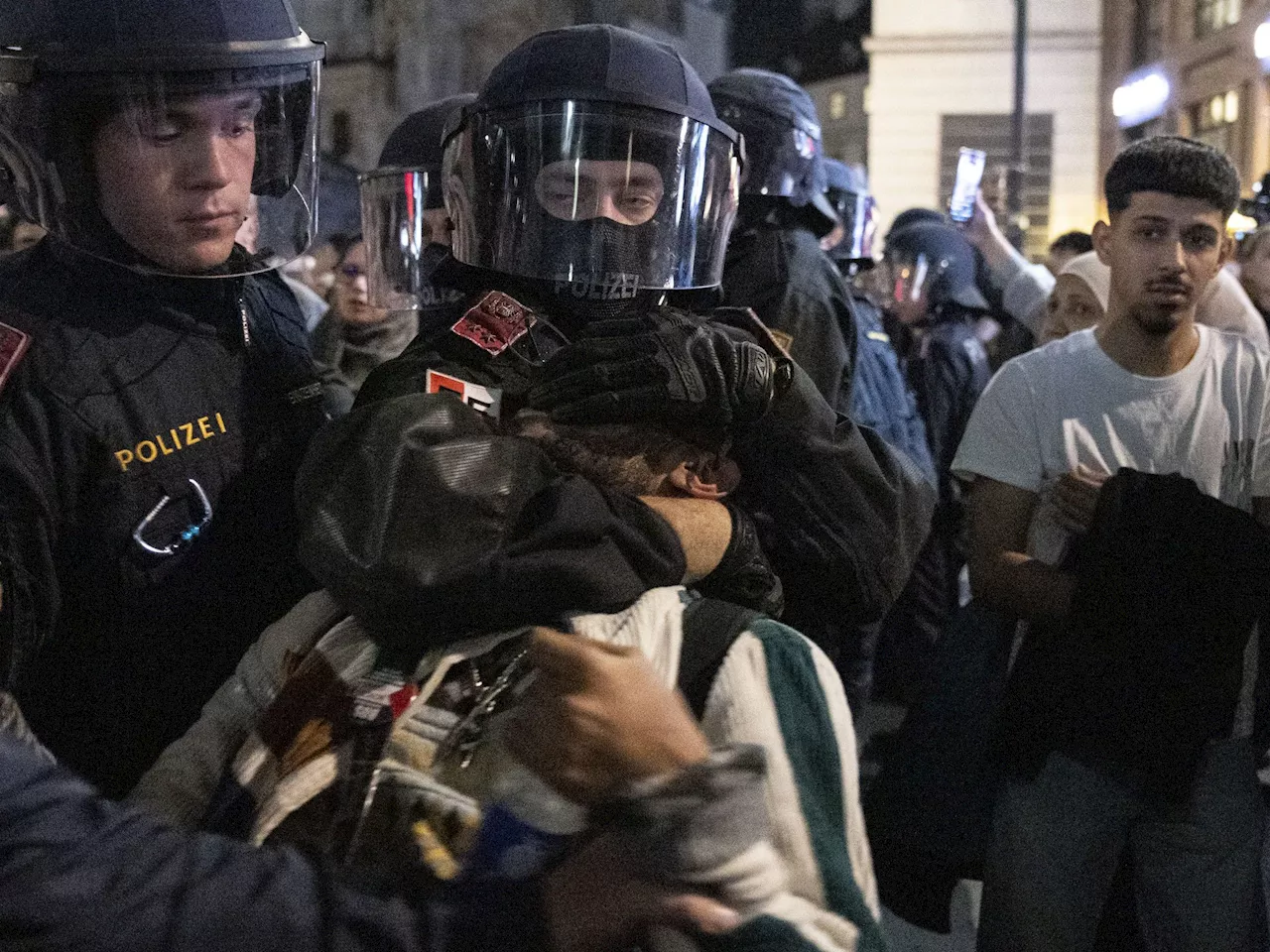 Verbotene Demo: Polizei kesselt Palästina-Unterstützer in Wien ein