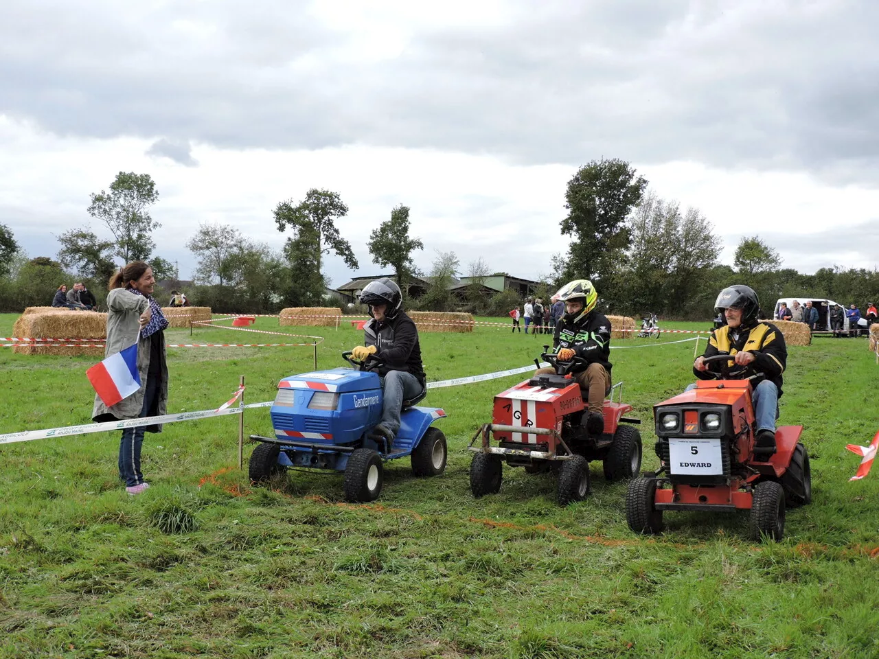 Insolite : une course de tracteurs tondeuses pour faire vivre ce village | L'Éclaireur de Châteaubriant