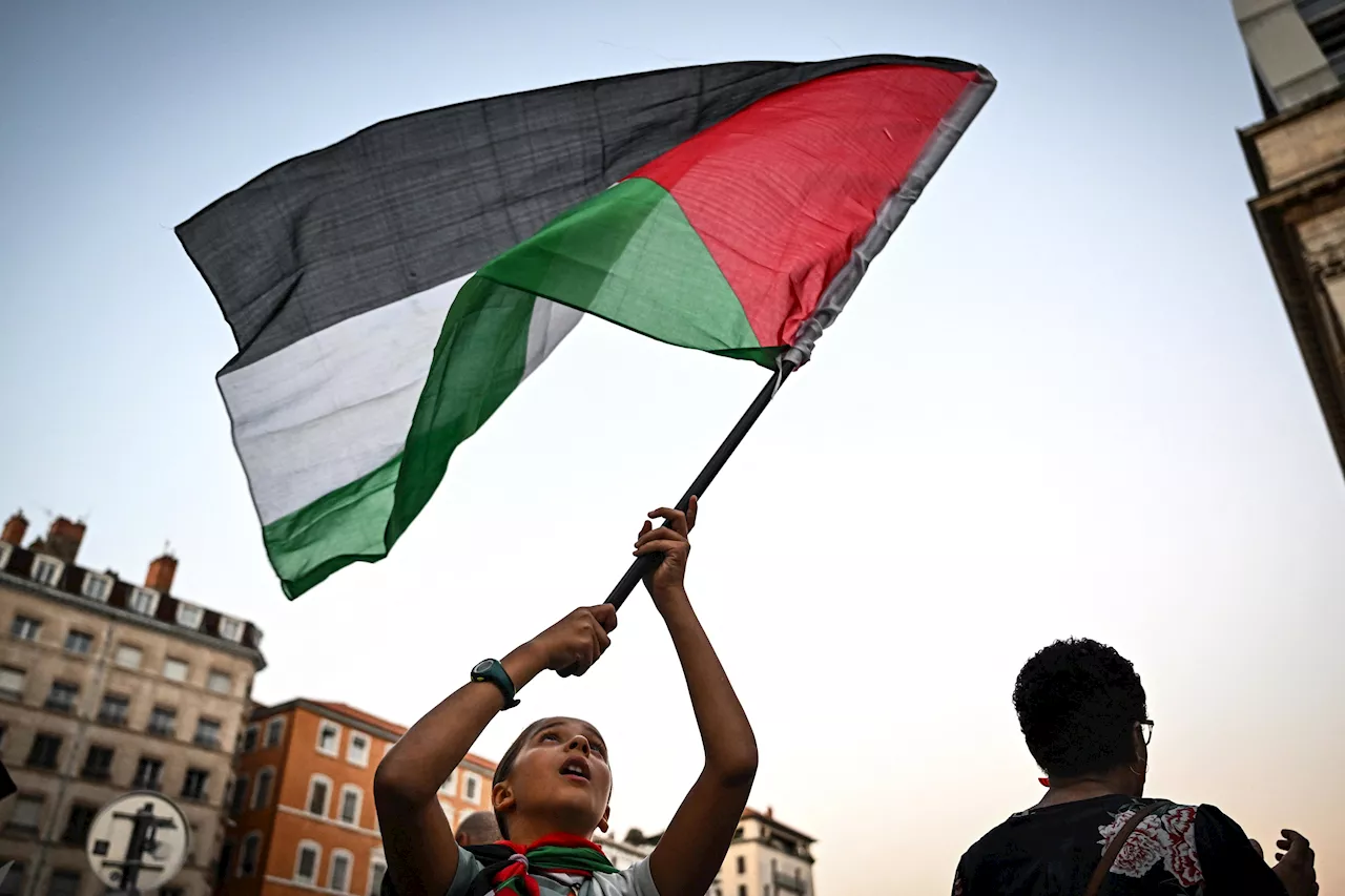 Israele-Hamas, manifestazioni: Londra pensa a divieto per bandiera Palestina