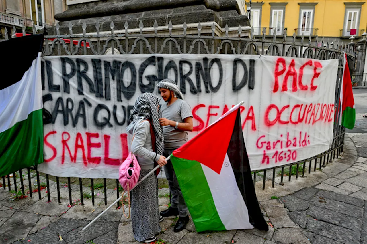 Striscione anti Israele sull'obelisco della Madonna a Napoli