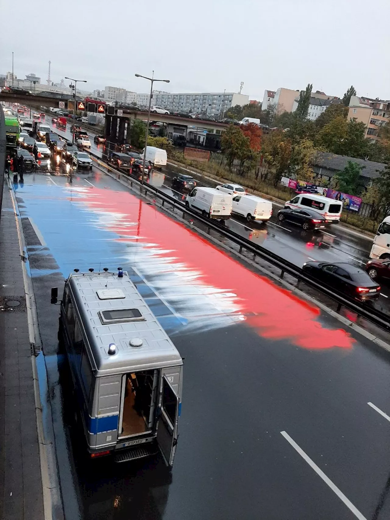 Letzte Generation malt Niederlande-Flagge auf die A100 – Verkehr auf allen Berliner Autobahnen gestört