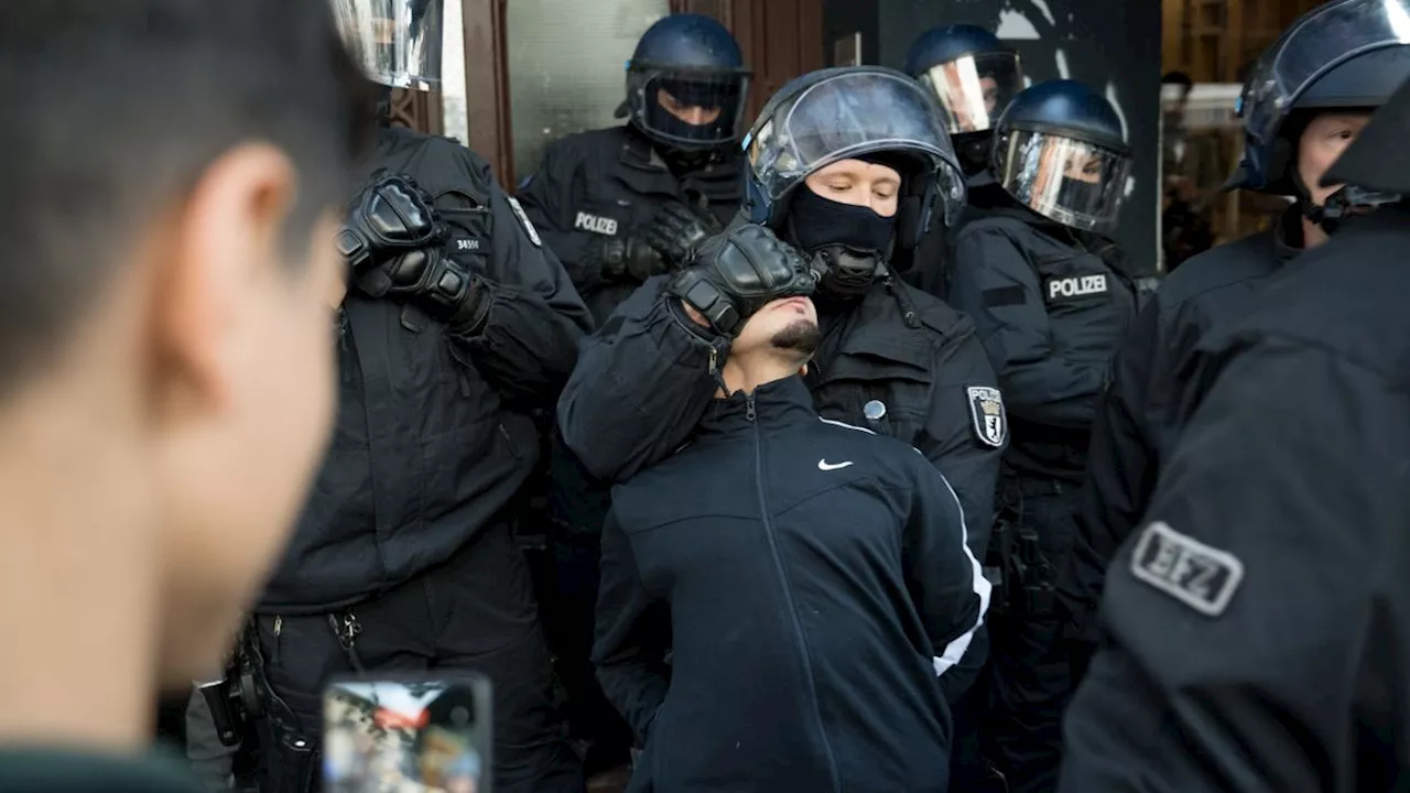 Trotz Verbot versammelt: Berliner Polizei nimmt mehr als 140 propalästinensische Demonstranten fest