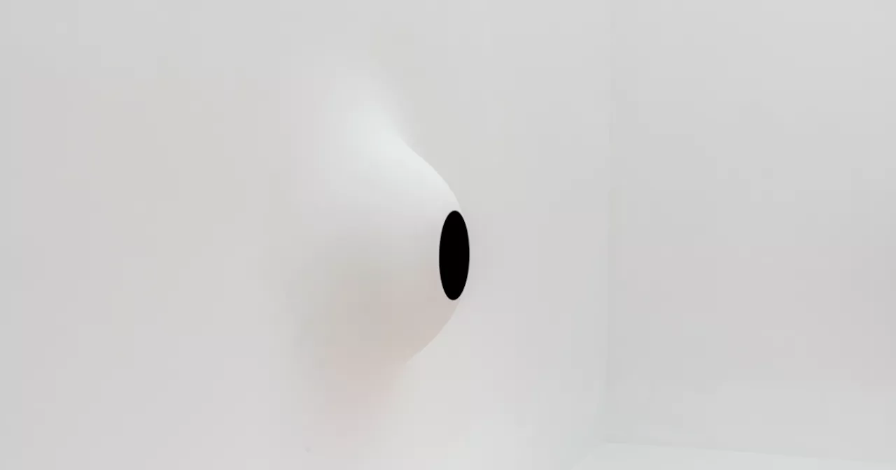 Tutto vacilla nel percorso di Anish Kapoor: a Palazzo Strozzi l’oscurità è senza forma