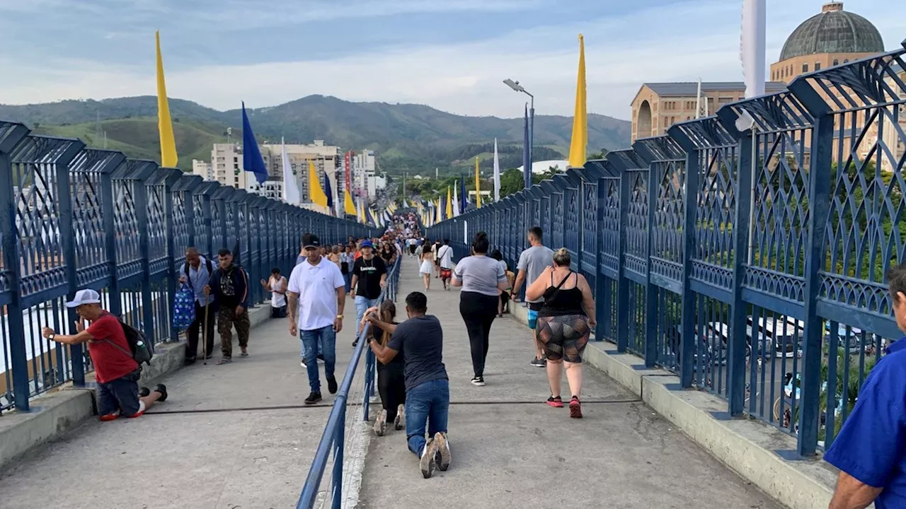 Passarela da fé: Fiéis percorrem 400 metros de joelhos para agradecer Nossa Senhora Aparecida