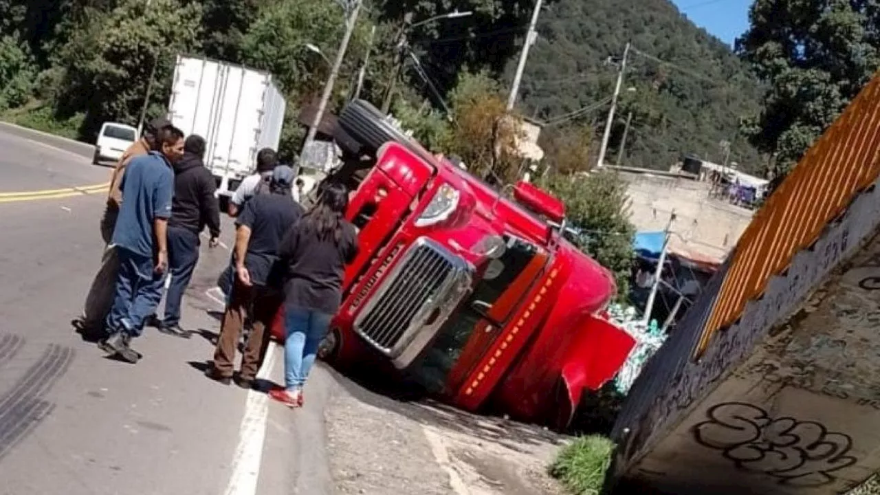 Vuelca tráiler en la autopista Naucalpan-Toluca y provoca caos, alternativas viales